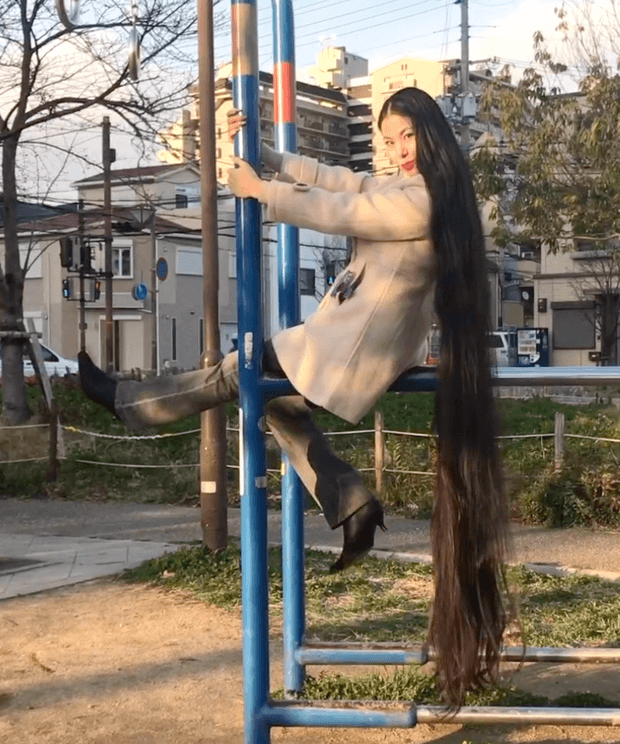 VIDEO - Floor length hair in public 2