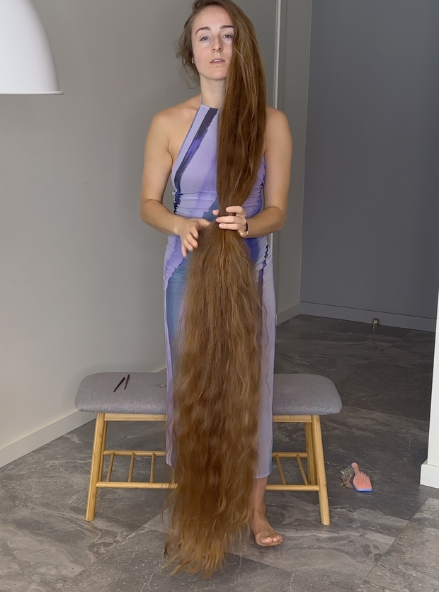 VIDEO - Floor length hair dream