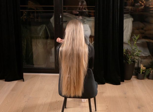 VIDEO - Super silky light blonde hair in chair