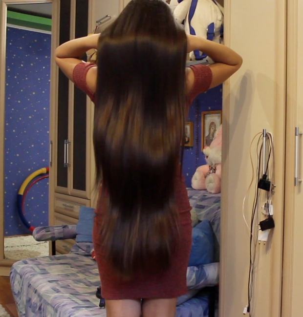 VIDEO - Lovely silk and red dress