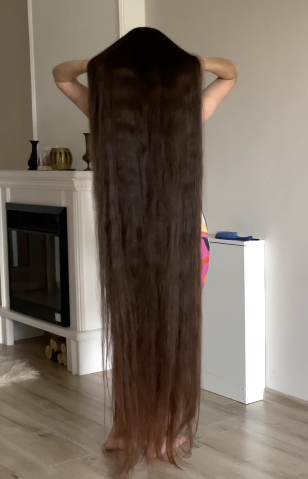 VIDEO - Ivanna loves her hair length