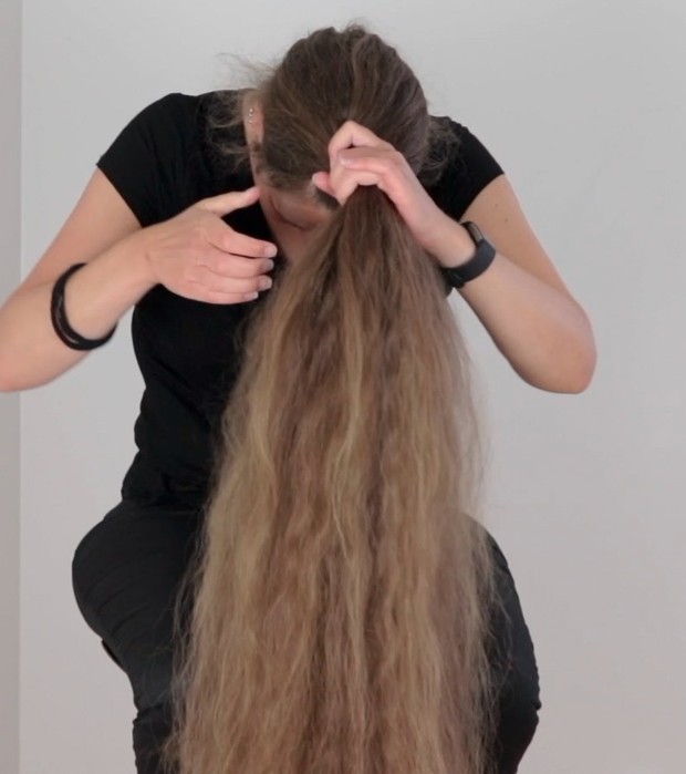 VIDEO - Siri&#x27;s buns on top of her head and in front of her face