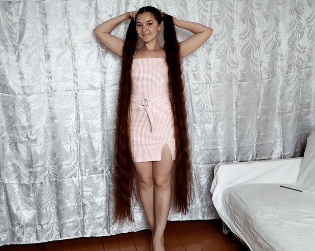 VIDEO - Margarita&#x27;s super long, creative hair play