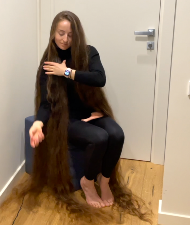 VIDEO - Brushing a pile of hair