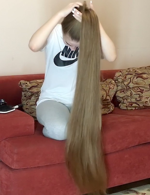 VIDEO - Red sofa, blonde hair