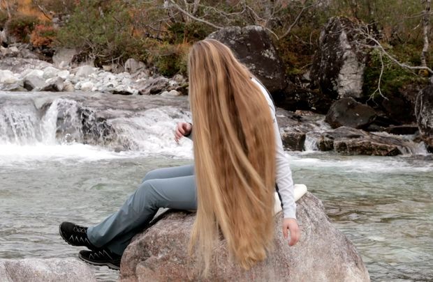 VIDEO - A walk to the mountain river