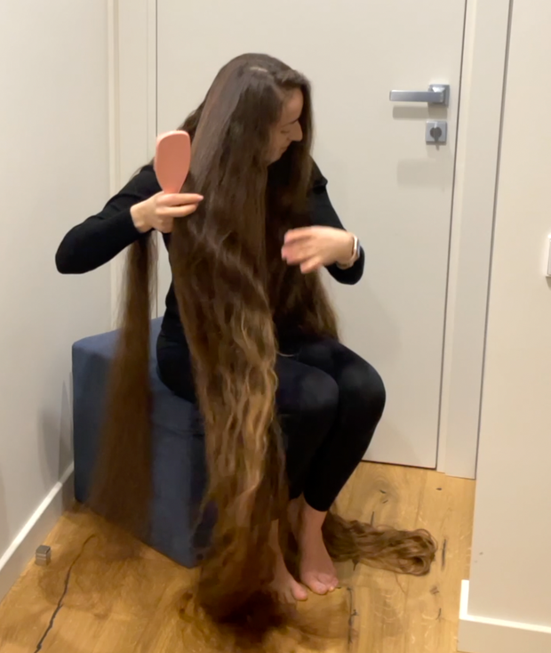 VIDEO - Brushing a pile of hair