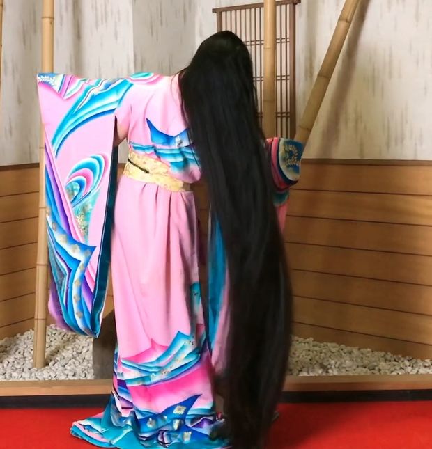 VIDEO - Super long Asian hair