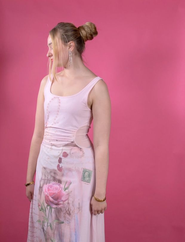 VIDEO - The ponytail and bun show perfection on pink