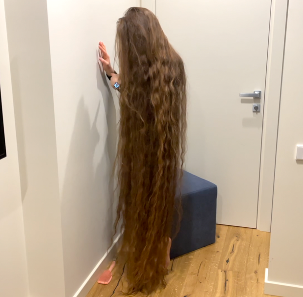 VIDEO - Brushing a pile of hair