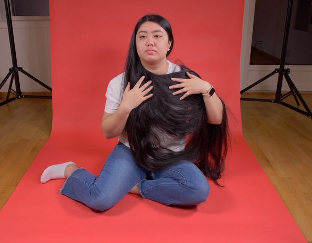 VIDEO - Really long black hair on red