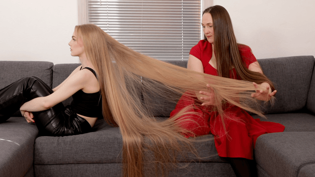 VIDEO - Rapunzel and Veronica in the sofa