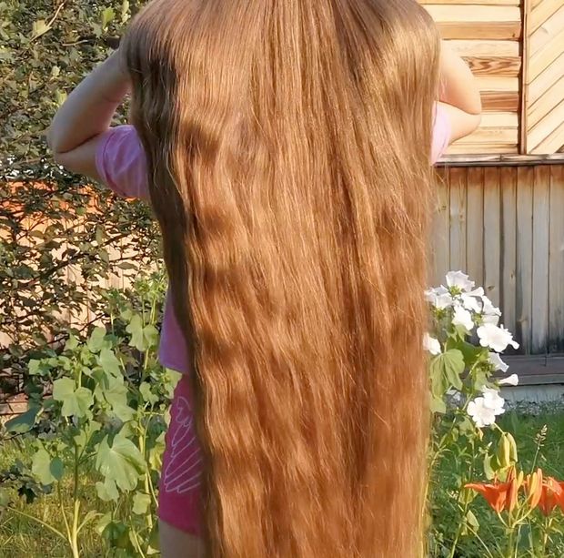 VIDEO - Tons of shampoo for very long blonde hair