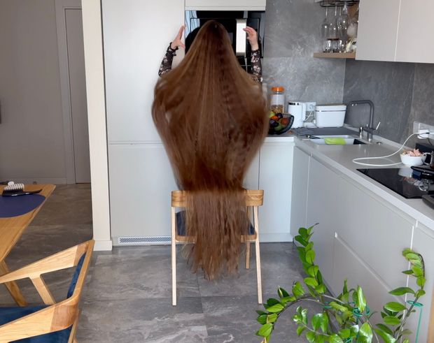 VIDEO - Lady with two meter long hair
