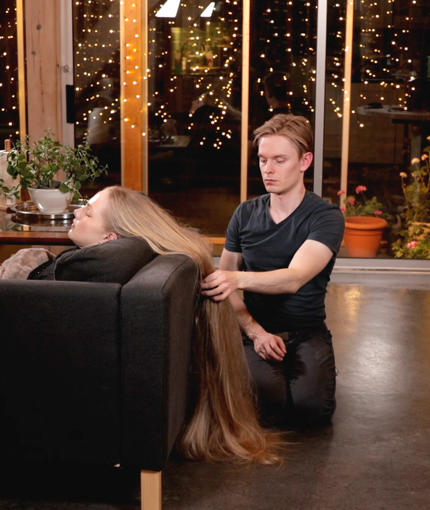 VIDEO - A lot of blonde hair to play with