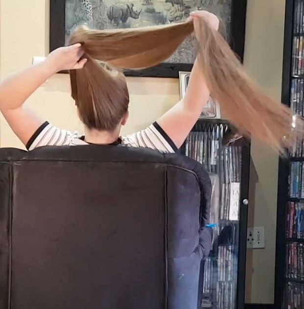 VIDEO - Heavy blonde hair behind the chair