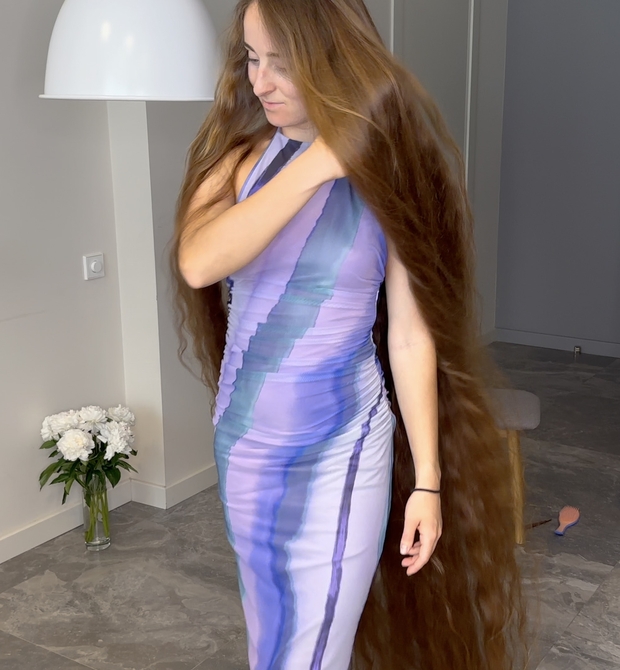 VIDEO - Floor length hair dream