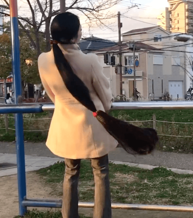 VIDEO - Floor length hair in public 2