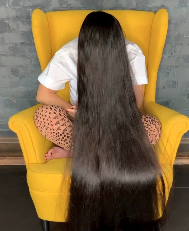 VIDEO - Very thick and long hair covering