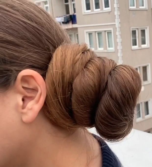 VIDEO - The girl with the huge buns