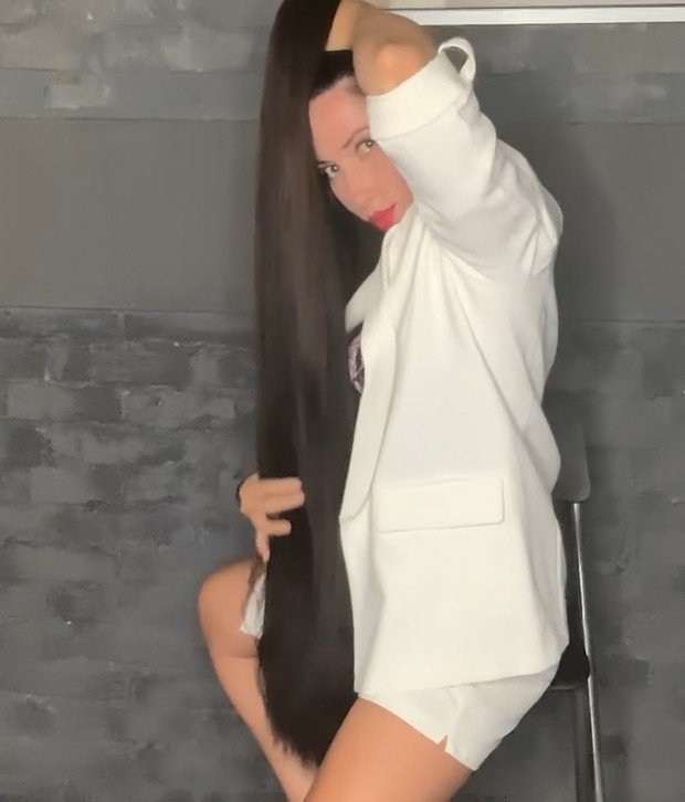 VIDEO - Mila&#x27;s high ponytail