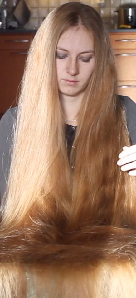 VIDEO - Rakel&#x27;s table hair play