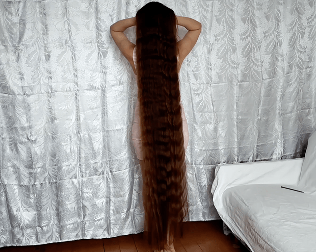 VIDEO - Margarita&#x27;s super long, creative hair play