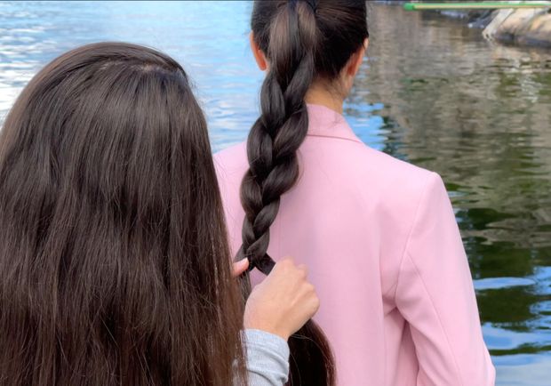 VIDEO - Two sisters by the sea