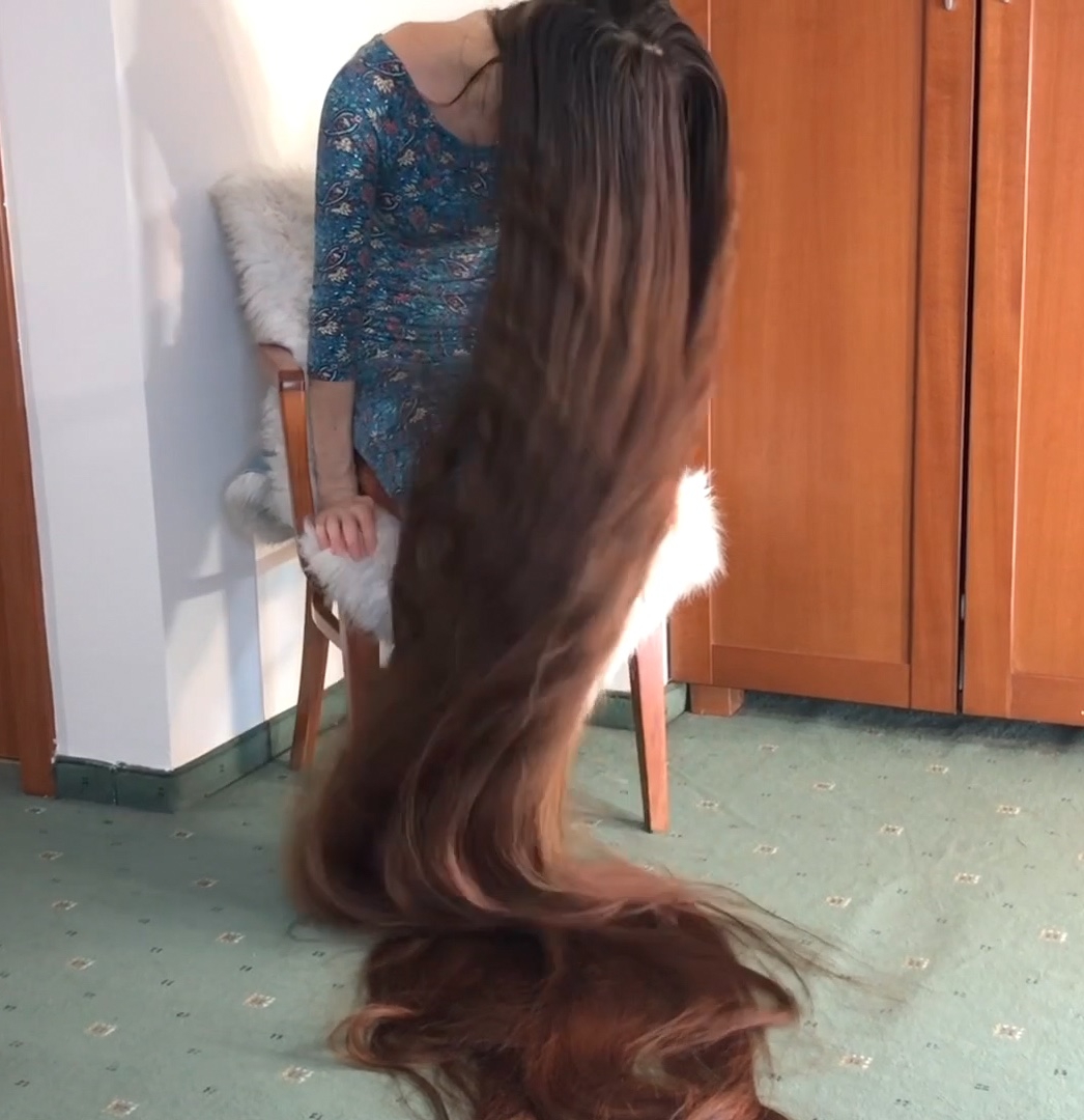 VIDEO - Ultra long hair covering extreme edition