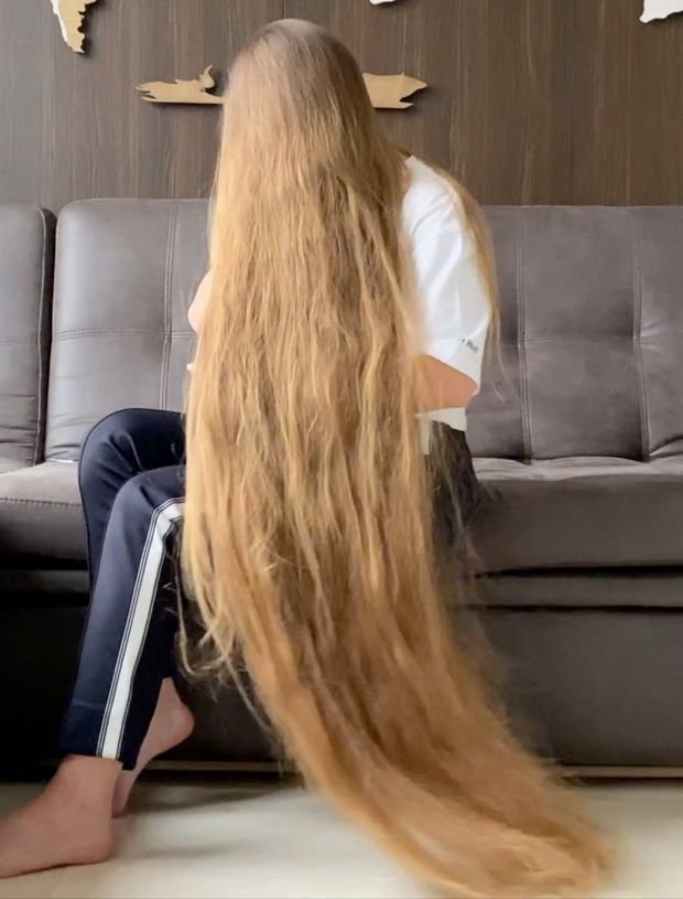 VIDEO - Extreme calf length hair play in sofa