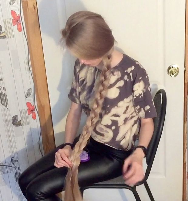 VIDEO - The blonde with the silky hair