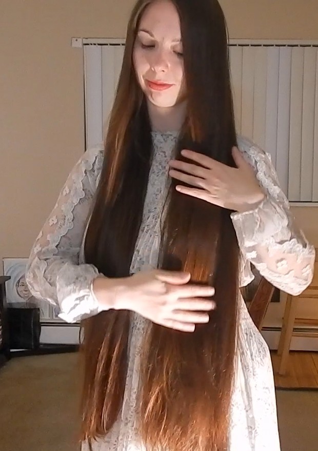 VIDEO - The long haired harpist