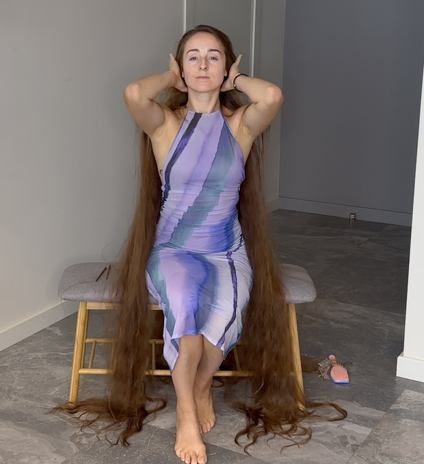 VIDEO - Floor length hair dream