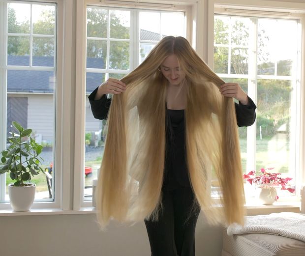 VIDEO - Extremely perfect thigh length hair