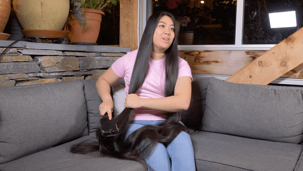 VIDEO - Rapunzel brushing in the sofa
