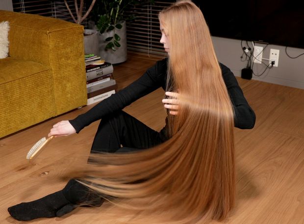 VIDEO - Blonde calf length hair floor show