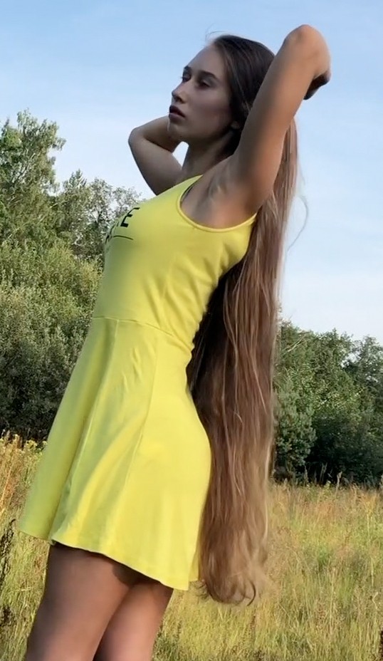 VIDEO - Blonde hair, pink comb
