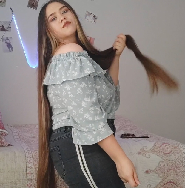 VIDEO - Her daily hair play