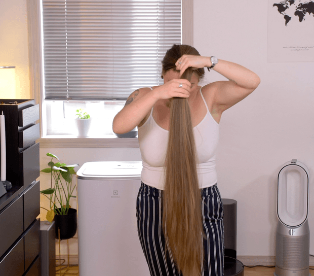 VIDEO - Bundrops in front of her face 2