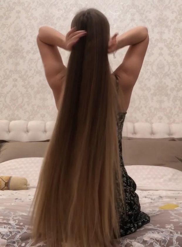 VIDEO - Julia&#x27;s blonde silk in a beautiful room