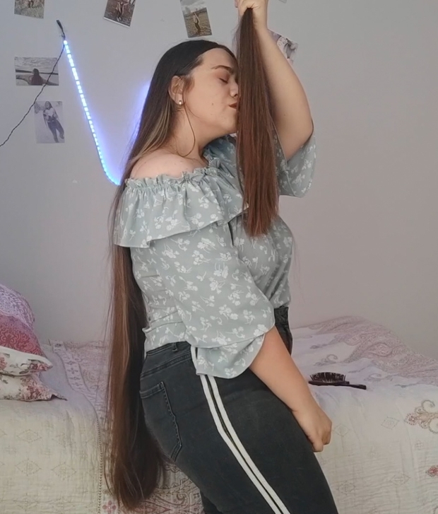 VIDEO - Her daily hair play