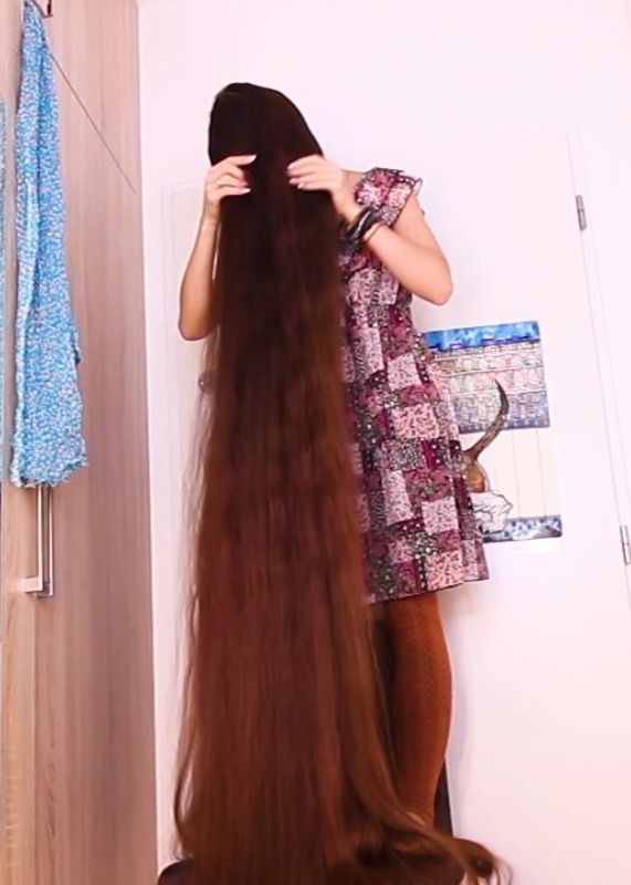 VIDEO - Extreme hair in front of her face