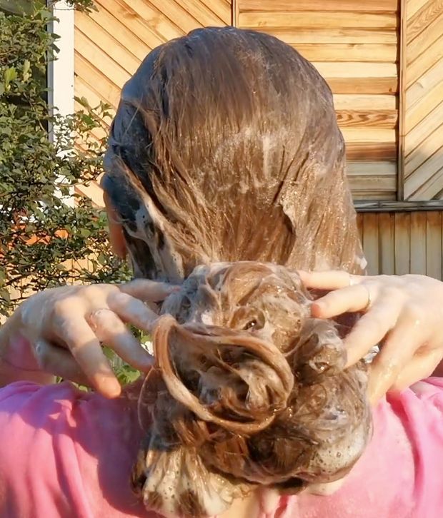 VIDEO - Tons of shampoo for very long blonde hair
