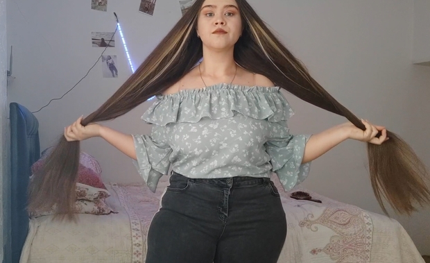 VIDEO - Her daily hair play