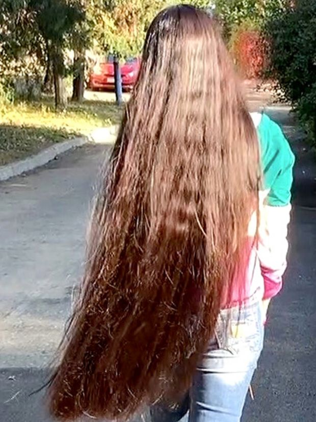 VIDEO - Huge, heavy buns, bangs and a lot of long hair