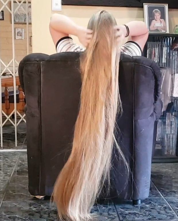 VIDEO - Heavy blonde hair behind the chair