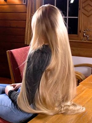 VIDEO - The most impressive blonde hair on a table