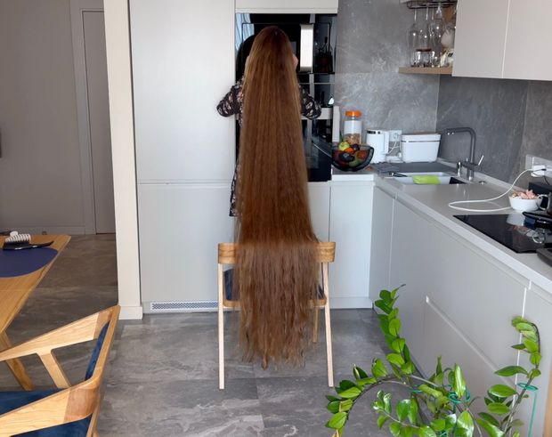 VIDEO - Lady with two meter long hair