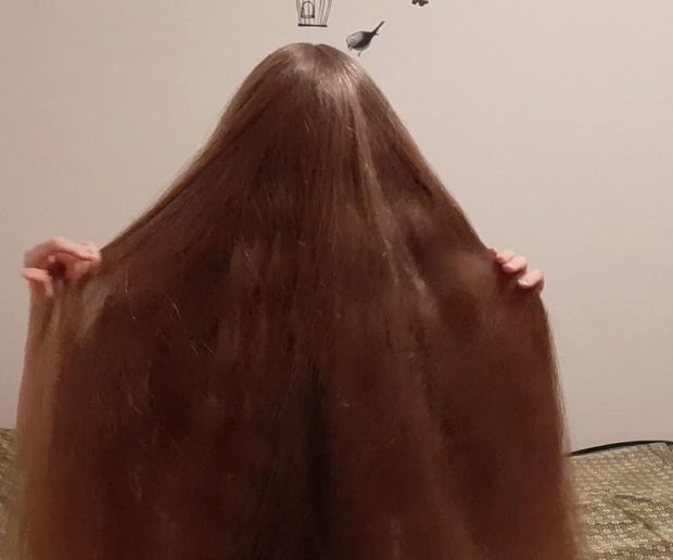 VIDEO - Irina&#x27;s thick, healthy blonde mane