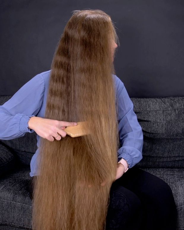 VIDEO - Brushing her massive mane